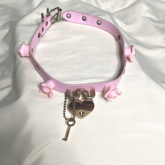 Pink Roses and Heart Lock Choker - Picture 1 of 2